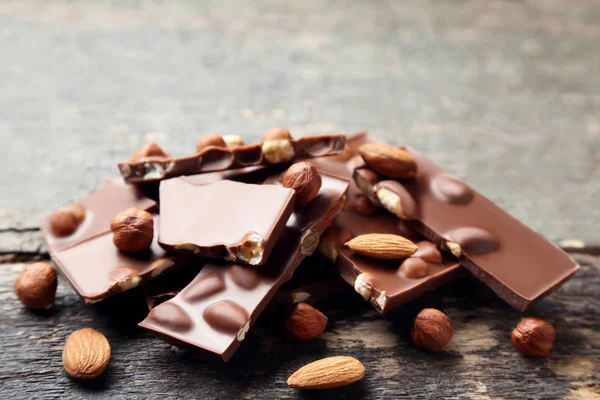 Ahşap masa üzerinde Fındıklı çikolata parçaları