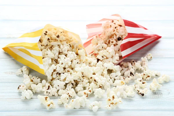 Popcorn Papiertüten Auf Holztisch — Stockfoto