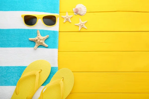 Accesorios Verano Con Conchas Marinas Sobre Mesa Madera Amarilla — Foto de Stock