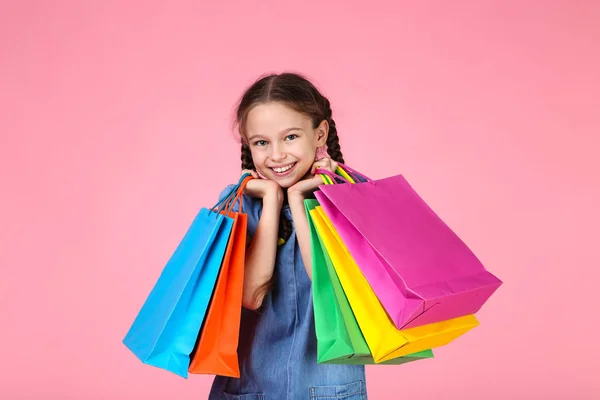 Giovane Ragazza Abito Denim Con Borse Della Spesa Sfondo Rosa — Foto Stock