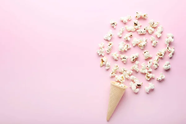 Popcorn Med Waffle Cone Rosa Bakgrund — Stockfoto