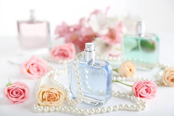 Frascos Perfume Con Rosas Perlas Sobre Fondo Blanco —  Fotos de Stock