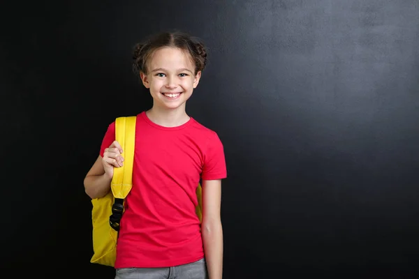 Junges Mädchen Mit Rucksack Auf Tafel Hintergrund — Stockfoto