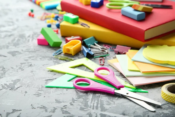 Schulbedarf Auf Grauem Hintergrund — Stockfoto