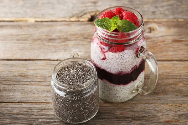 Chia Pudding Met Bessen Glazen Pot Houten Tafel — Stockfoto