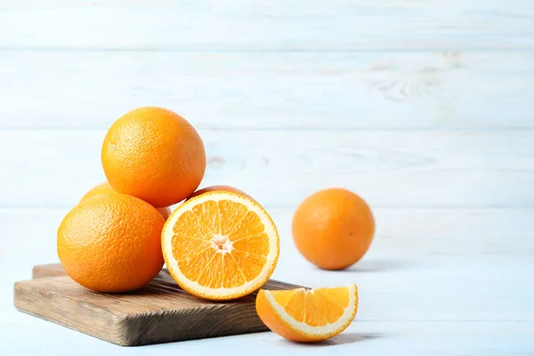 Fruta Naranja Con Tabla Cortar Sobre Mesa Madera — Foto de Stock