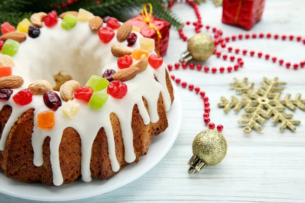 Bündelkuchen Mit Goldenen Kugeln Und Schneeflocke Auf Holztisch — Stockfoto