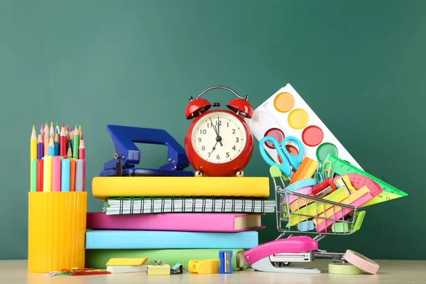 Schulbedarf Mit Notizbuch Und Büchern Auf Tafelhintergrund — Stockfoto