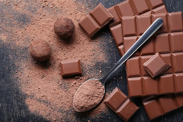 Piezas Chocolate Con Cacao Polvo Cuchara Sobre Mesa Madera —  Fotos de Stock