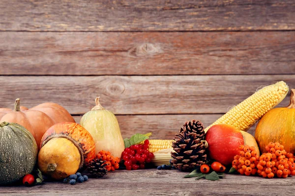 Şükran kabak gri ahşap masa üzerinde çilek ile