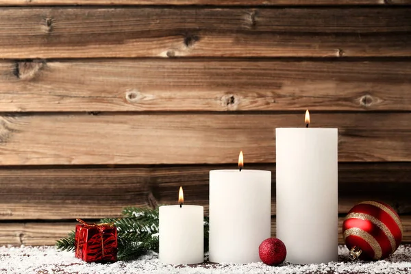 圣诞树树枝和小的圣诞蜡烛 — 图库照片