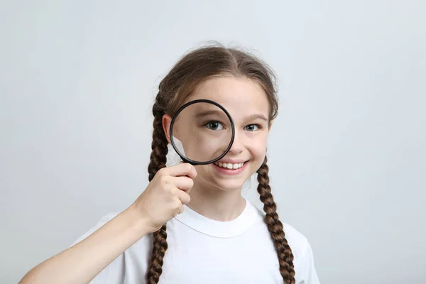 Young Girl Magnifying Glass Grey Background — Stock Photo, Image