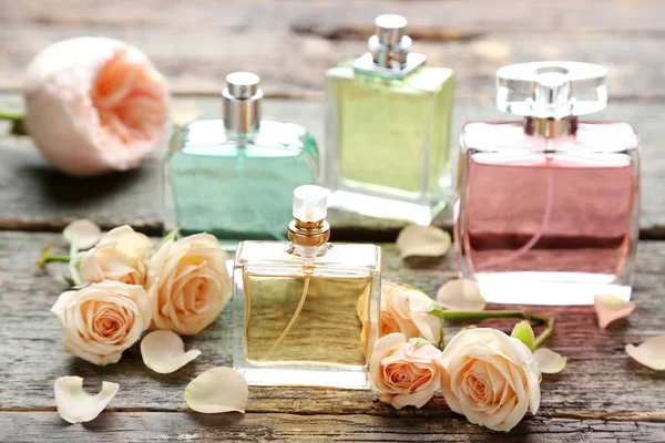 Frascos Perfume Con Rosas Sobre Mesa Madera — Foto de Stock