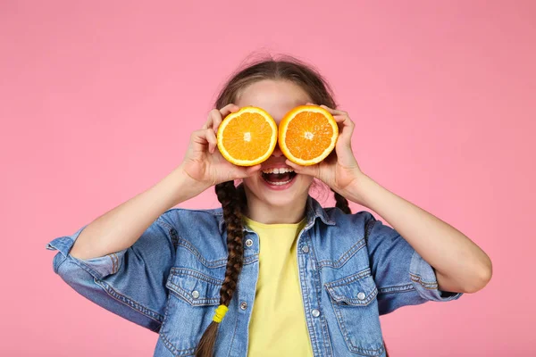 Gadis Muda Dengan Buah Oranye Latar Belakang Merah Muda — Stok Foto
