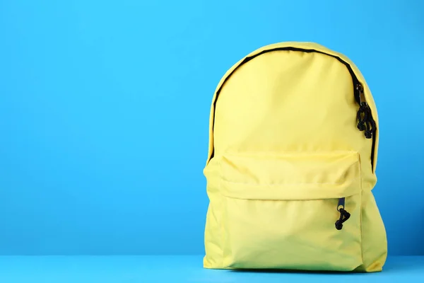 Żółty Szkolny Plecak Niebieskim Tle — Zdjęcie stockowe