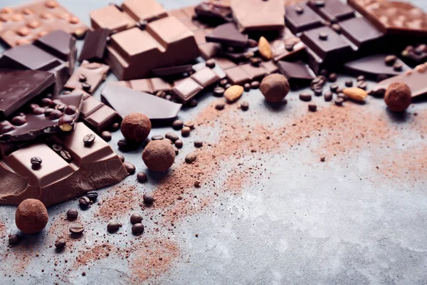 Coklat Potongan Dengan Kacang Dan Biji Kopi Atas Meja Kayu — Stok Foto