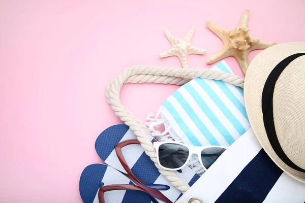 Flip flop ve starfishes pembe bir arka plan üzerinde yaz çanta