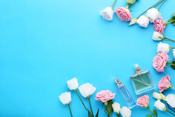 Frascos Perfume Con Rosas Eustoma Sobre Fondo Azul — Foto de Stock