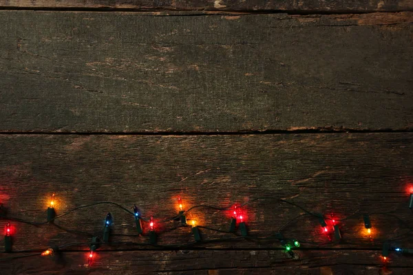 Noel Çelenk Işıklar Açık Gri Ahşap Masa — Stok fotoğraf