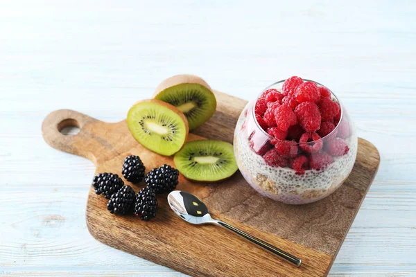 Chia Pudding Met Bessen Glas Witte Houten Tafel — Stockfoto