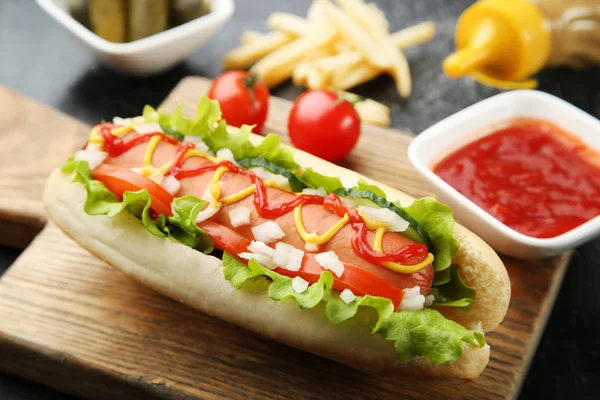 Hot Dogot Ketchup Mustár Zöldségek Fából Készült Asztal — Stock Fotó