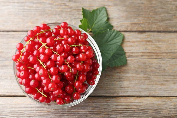 Rote Johannisbeeren Glasschale Auf Grauem Holztisch — Stockfoto