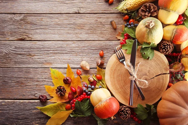 Őszi Levelek Bogyós Gyümölcsök Zöldségek Szürke Fából Készült Asztal — Stock Fotó