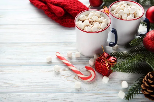 Kapuçino hatmi kupalar ve ahşap masa üzerinde köknar ağacı dalları ile