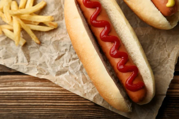 Hot Dog Con Ketchup Patatine Fritte Sul Tavolo Legno — Foto Stock