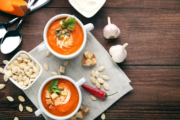 Sup Labu Dengan Karat Biji Dan Peterseli Dalam Piring Atas — Stok Foto