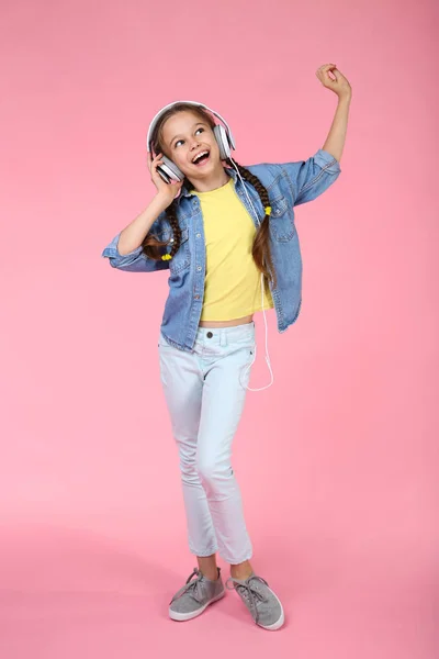 Chica Joven Con Auriculares Sobre Fondo Rosa — Foto de Stock