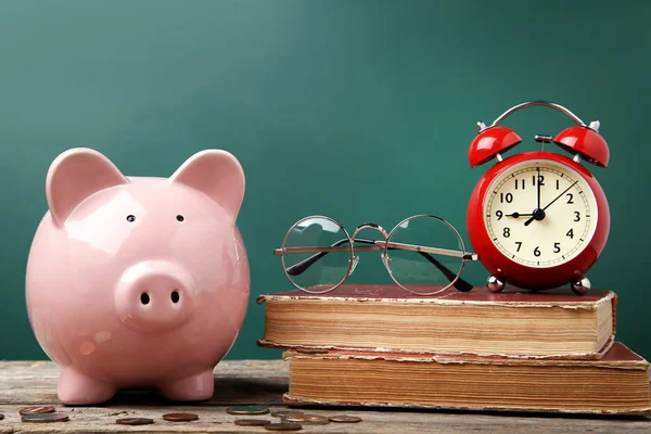Piggy Bank Rosa Com Óculos Livros Despertador Mesa Madeira — Fotografia de Stock