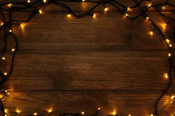 Noel çelenk ışıklar açık kahverengi ahşap masa