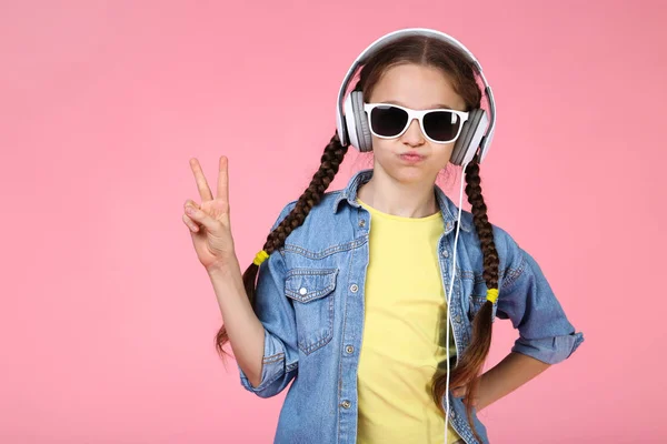 Chica Joven Con Auriculares Sobre Fondo Rosa — Foto de Stock