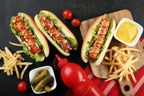 Hot Dog Con Verdure Patatine Fritte Sul Tavolo Legno — Foto Stock