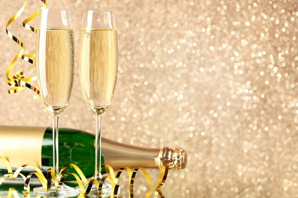 Bottiglia Champagne Con Bicchieri Sfondo Luci — Foto Stock
