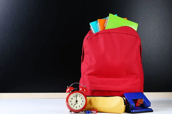 Roter Rucksack Mit Schulmaterial Auf Schwarzem Hintergrund — Stockfoto