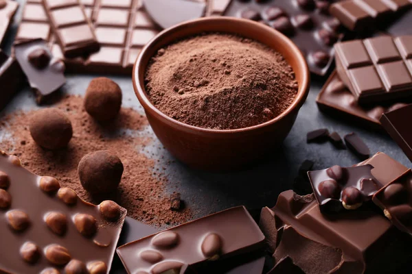 Piezas Chocolate Con Cacao Polvo Tazón Bolas Mesa Madera —  Fotos de Stock