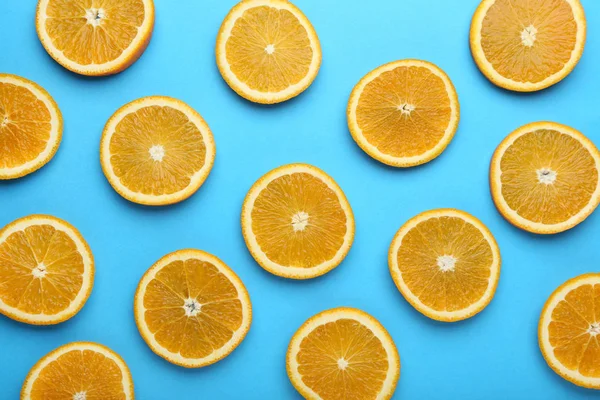 Pokrojone Owoce Pomarańczowy Niebieskim Tle — Zdjęcie stockowe