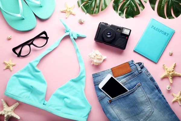 Kot pantolon ve starfishes üzerinde pembe bir arka plan ile mavi mayo