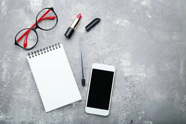 Blatt Papier Mit Smartphone Brille Und Lippenstift Auf Holztisch — Stockfoto