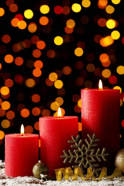 Kerst Kaarsen Met Kerstballen Sneeuwvlok Achtergrond Verlichting Stockfoto