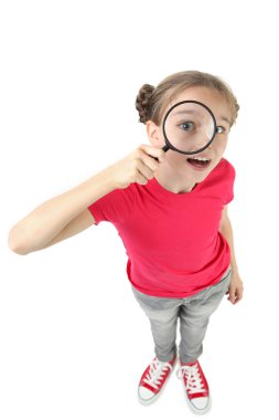 Beyaz arka plan üzerinde izole büyüteç ile genç kız