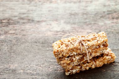 Lezzetli granola barlar gri ahşap tablo