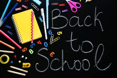 Yazıt için okula geri okul malzemeleri ile kara tahta üzerinde