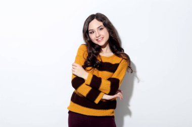 Beyaz arka plan üzerinde kazaklı genç kadın