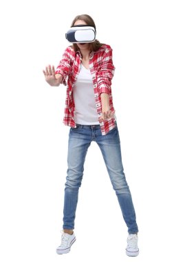 Sanal gerçeklik içinde genç kadın beyaz arka plan üzerinde koruyucu gözlük