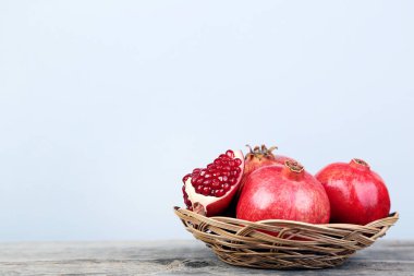 Olgun ve sulu nar sepeti ahşap tablo
