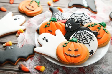 Cadılar Bayramı gingerbread çerezleri plaka üzerinde ahşap masa