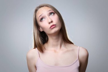 Gri arkaplanda genç bir kadının portresi